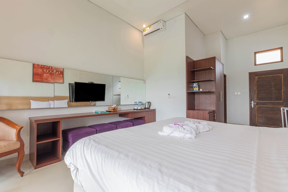 Superior Room, 1 King Bed, Pool View photo 1