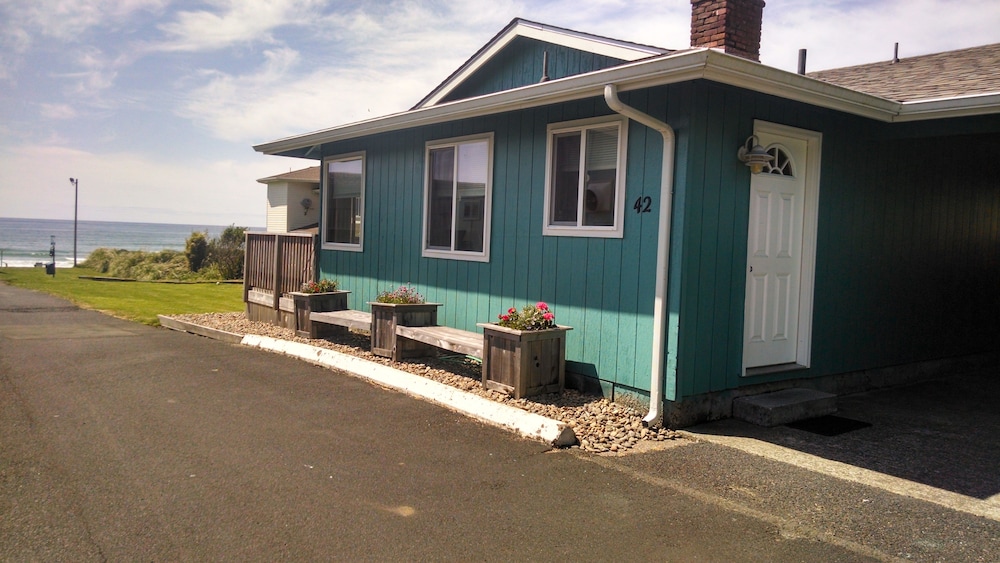 (G) Cottage, 2 Queen Beds, Ocean View (Pet Friendly) photo 1