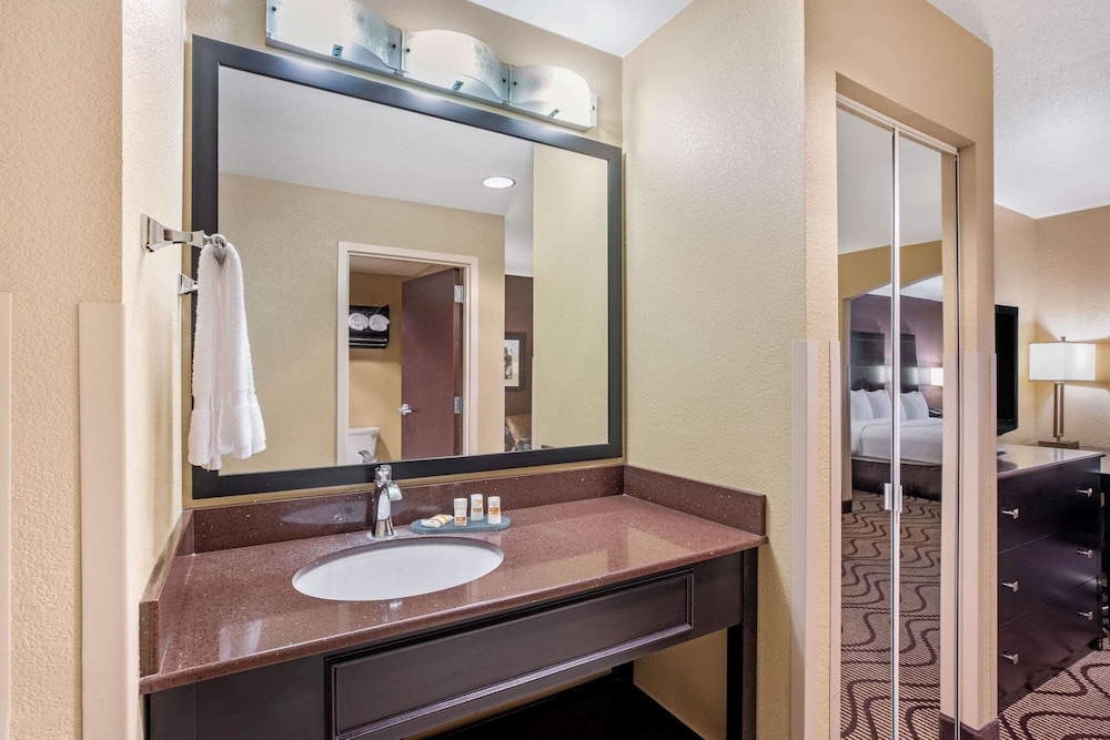 Deluxe Suite, 2 Queen Beds, Non Smoking - Photo 6