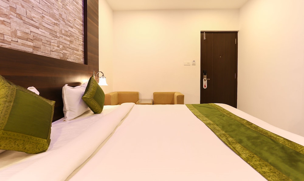 Deluxe Room, 1 King Bed photo 2