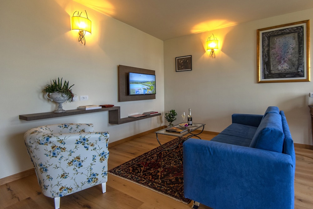 Suite, Multiple Beds - Photo 8