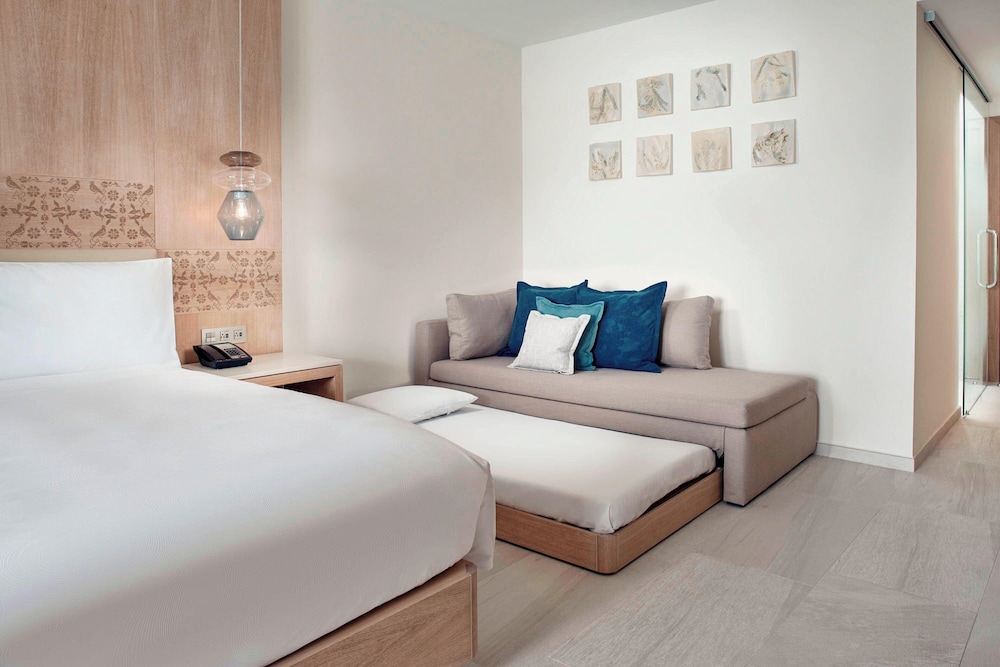 Premium Room, 1 King Bed, Ocean View (Balcony) - Photo 9