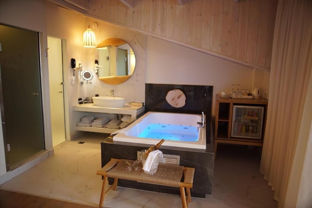 Executive Suite, Jetted Tub (Mediterranean), photo 6