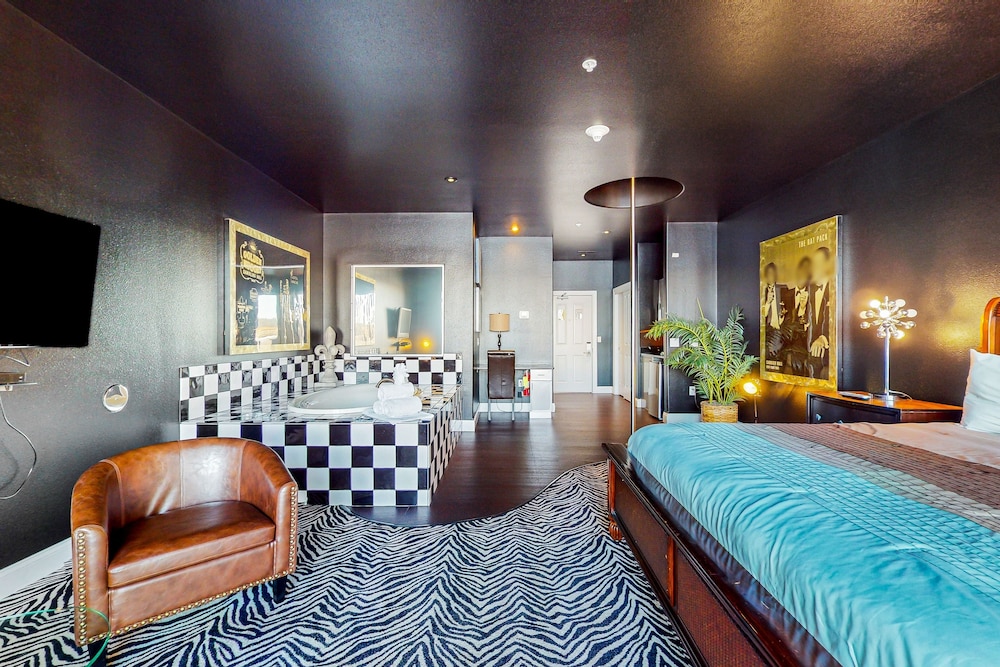 Room (Studio, Themed Decor) photo 3