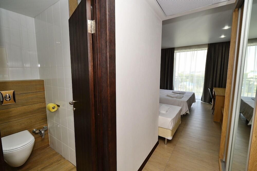 Junior Suite, Balcony, Partial Sea View (Triple) photo 1