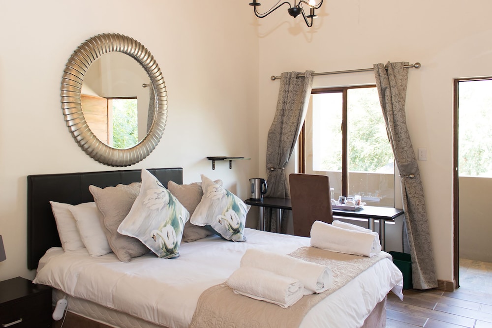 Standard Room, 1 Queen Bed, Ensuite, Garden View photo 3