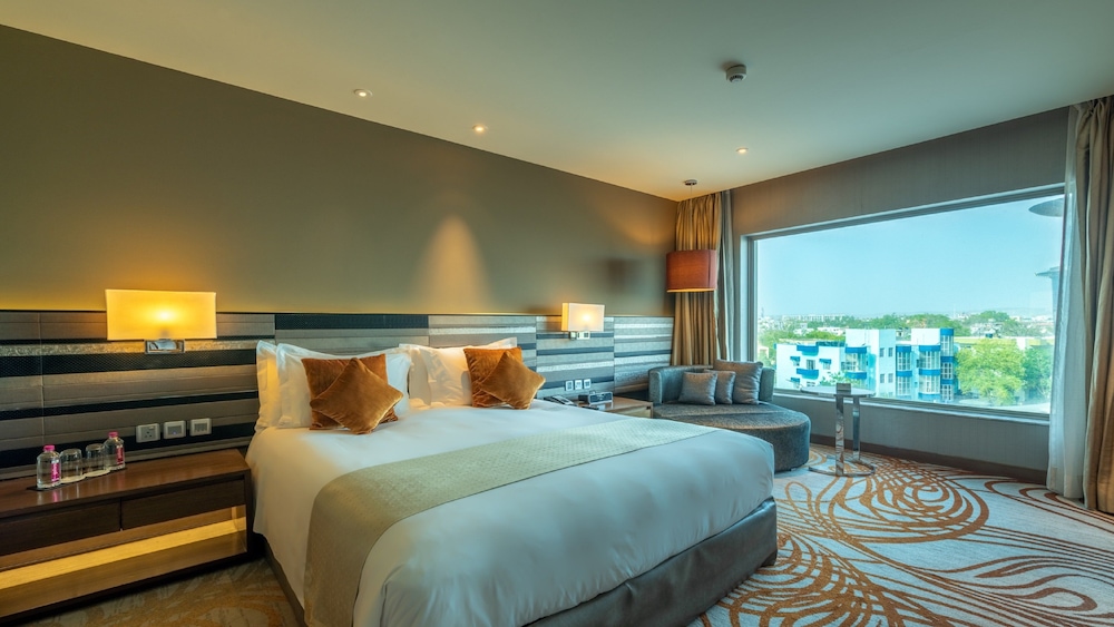 Suite, 1 King Bed, Smoking