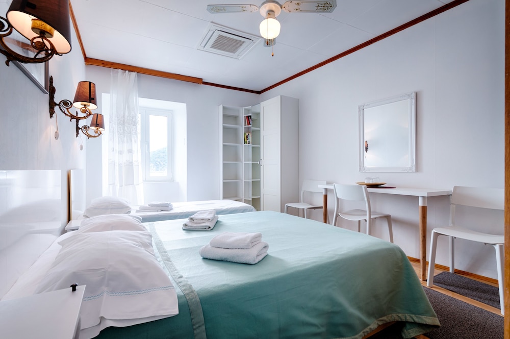 Triple Room, Ensuite photo 1