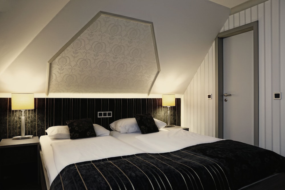 Classic Double Room, 1 Queen Bed, Non Smoking, Private Bathroom