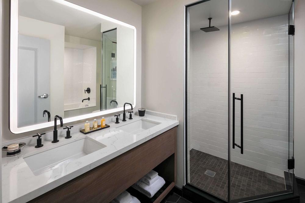 Superior Suite, 1 King Bed (Royal) - Photo 8