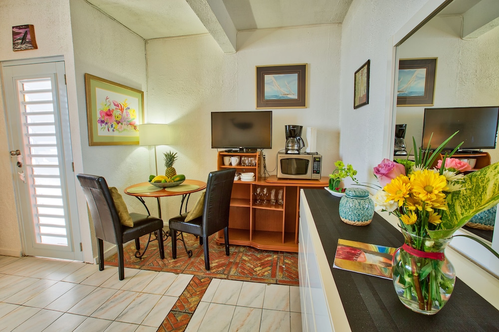 Premier Studio, 1 Queen Bed, Ocean View, Beachfront photo 2
