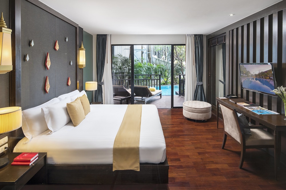Deluxe Room, 1 King Bed, Pool View - Photo 3
