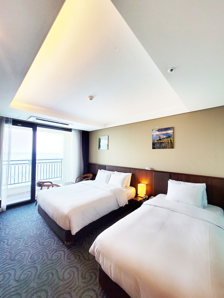 [Free Upgrade] Deluxe Family Twin Ocean Harbor to Deluxe Ocean Family Twin Panoramic Ocean View photo 1