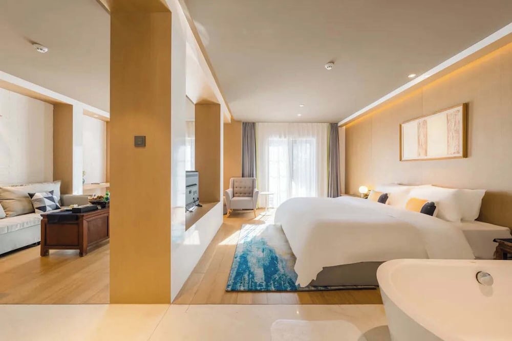 Luxury Suite, City View