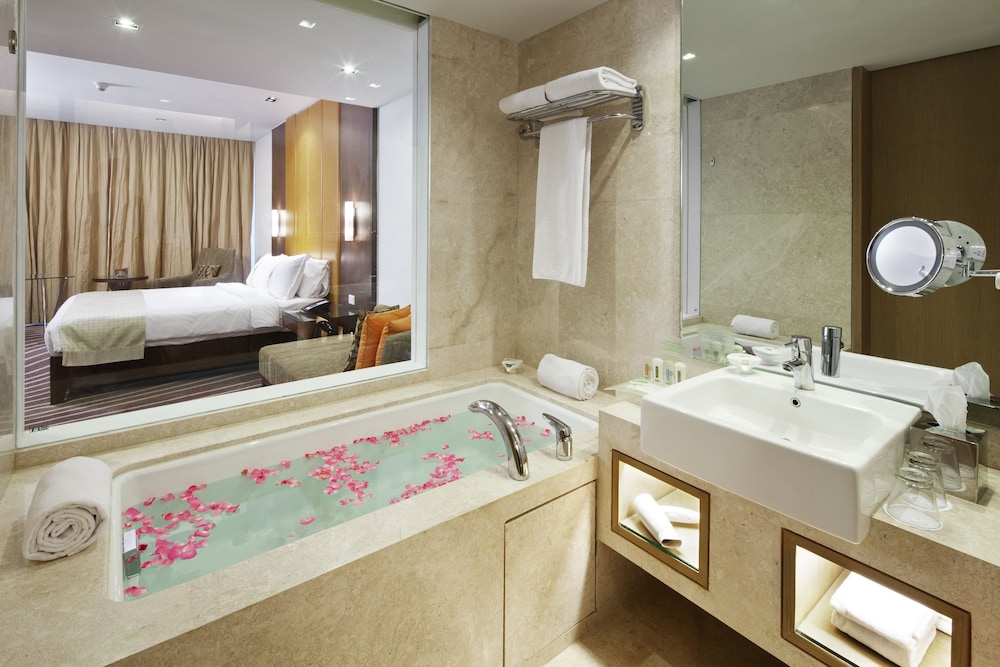 Suite, 1 King Bed, Smoking, Club Lounge Access