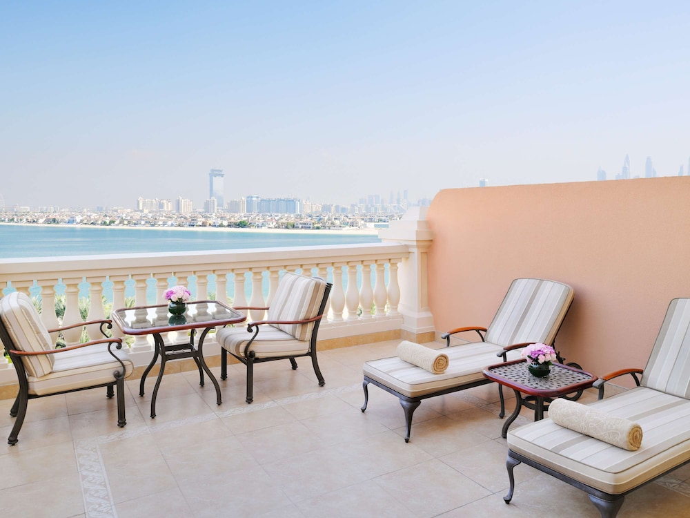 Raffles, Club Room, 1 King Bed, Balcony thumbnail 5