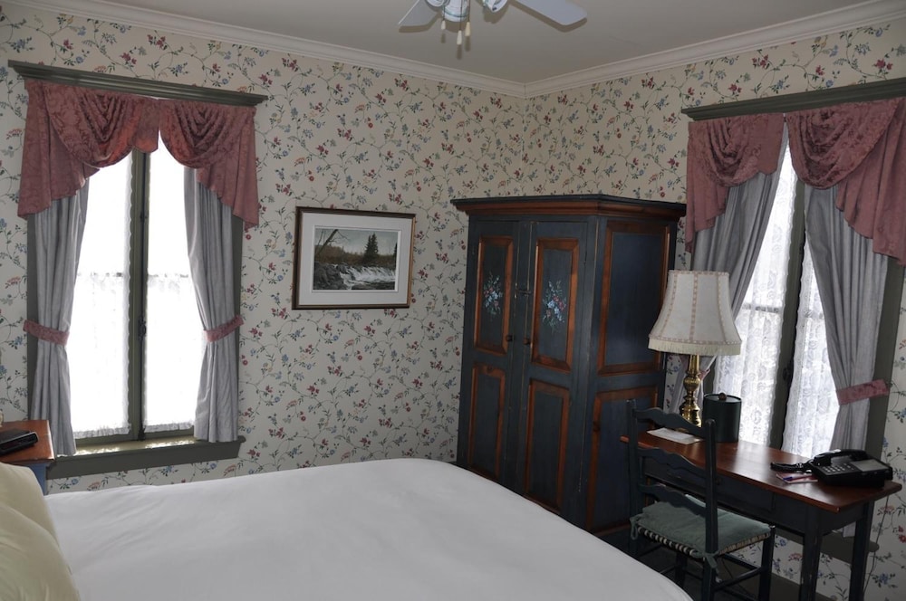Standard Room, 1 Queen Bed photo 3