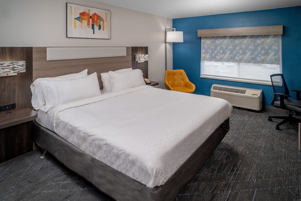 Suite, 1 King Bed, Accessible, Non Smoking photo 2