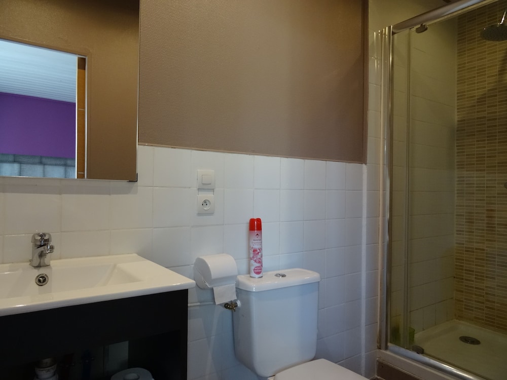 Room (1) photo 2