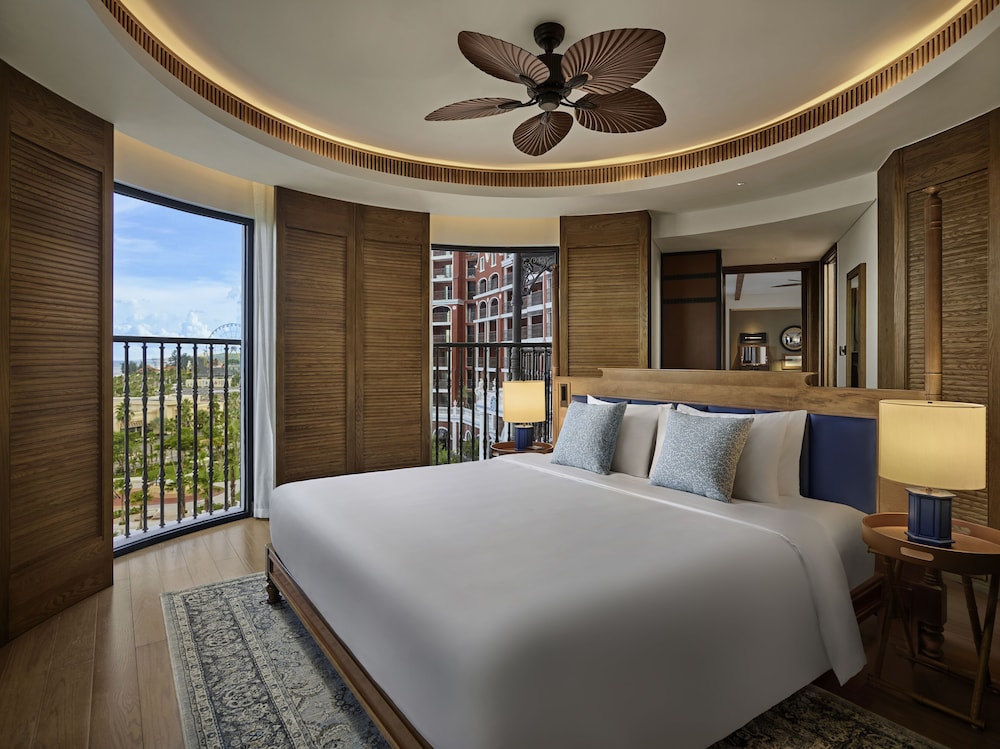Suite, 1 King Bed, Sea View