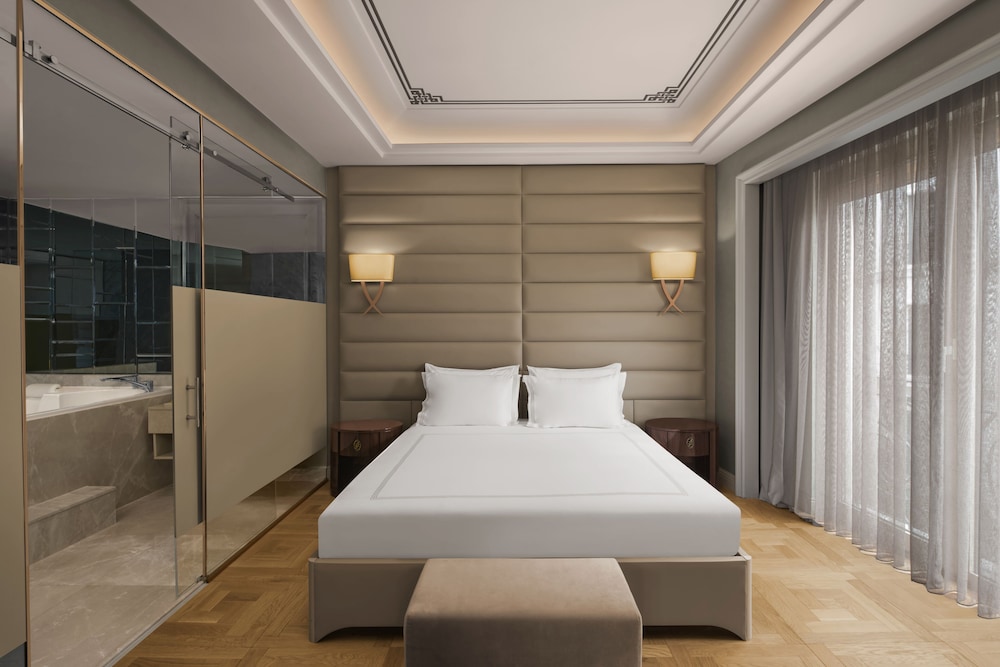 Signature Suite (Golden Horn, Park, with Spa Bath) photo 2