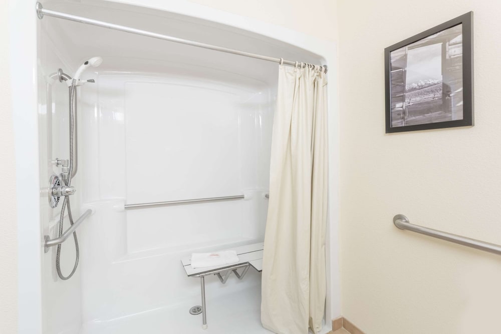 Room, 1 King Bed, Accessible, Non Smoking - Photo 3