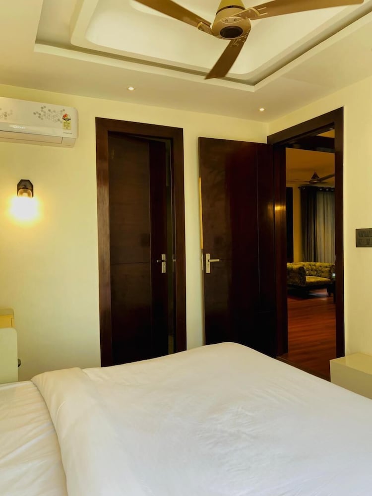 Family Suite with Balcony-Courtyard View
