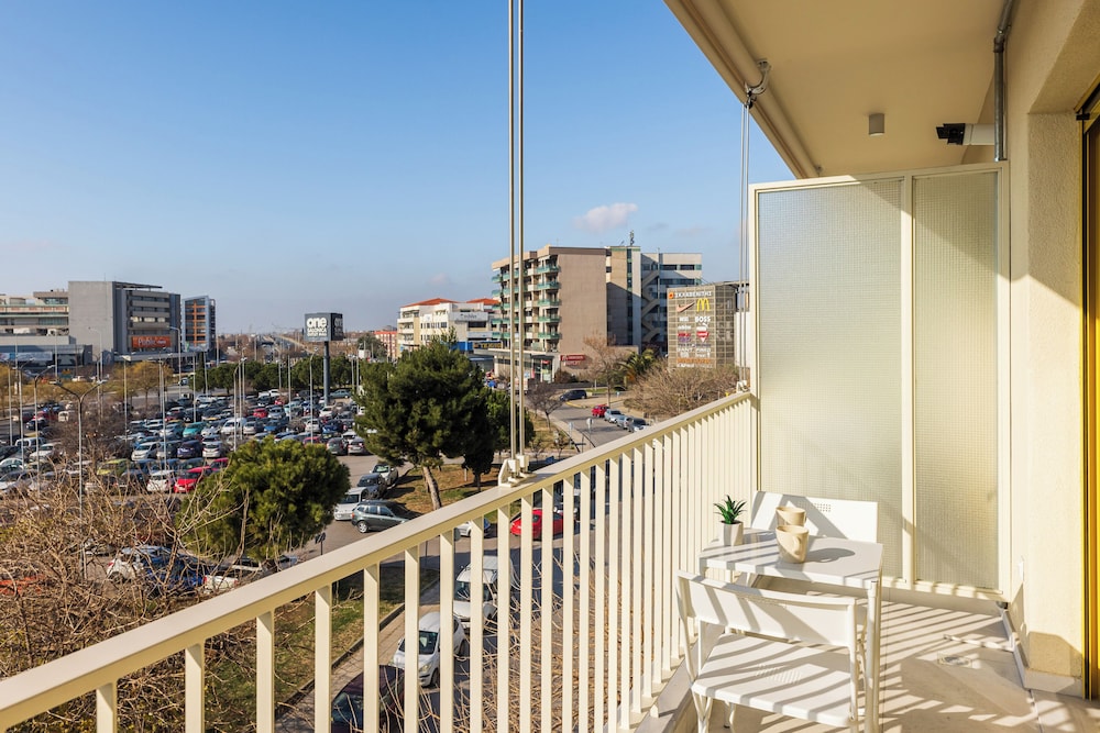 Studio, Balcony