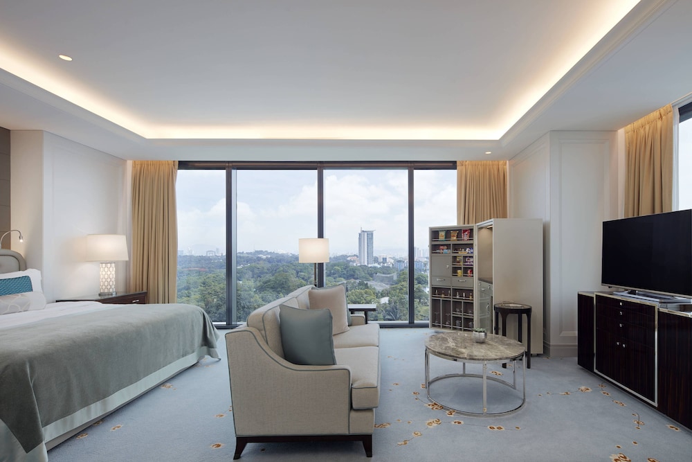Executive Suite, 1 King Bed, Corner (View) photo 1