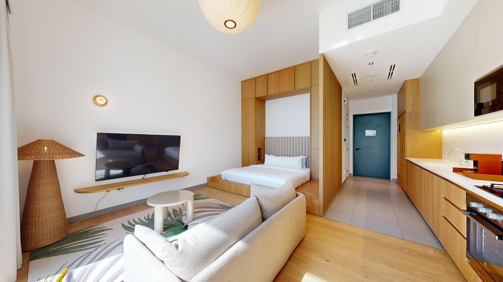 Superior Studio, 1 Queen Bed, Air conditioning, City View photo 2