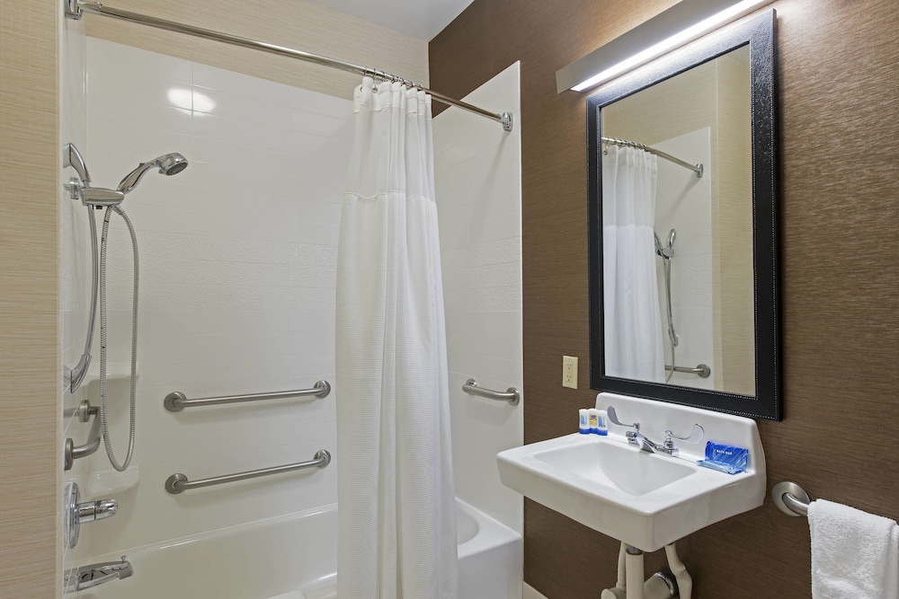 Room, 1 King Bed (Mobility Accessible, Tub)