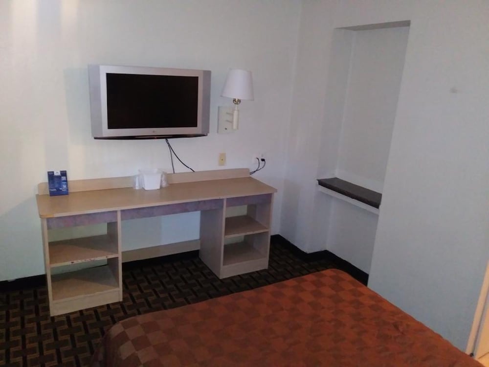 Deluxe Suite, 1 King Bed, Smoking - Photo 7