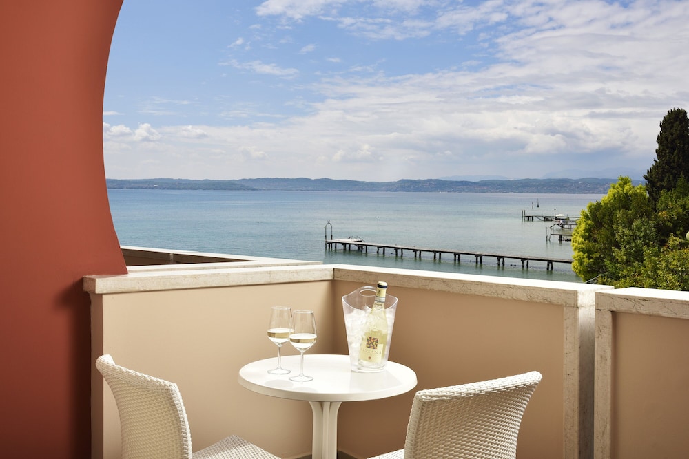 Junior Suite, Balcony, Partial Lake View - Photo 4