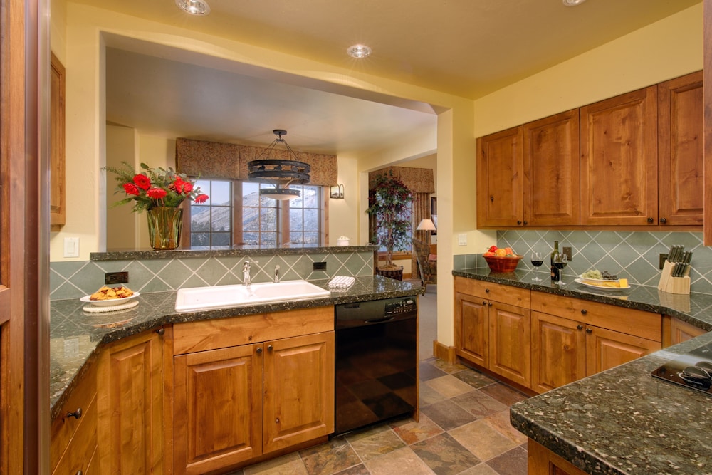 Room, Multiple Beds, Kitchen, Courtyard Area - Photo 5