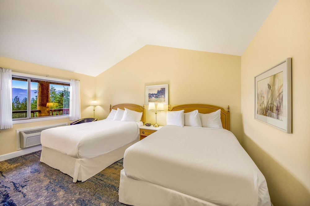 Standard Room, 2 Queen Beds, Balcony, Lake View photo 2