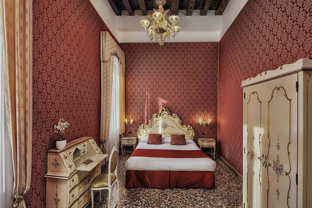 Double or Twin Room, Canal View photo 2