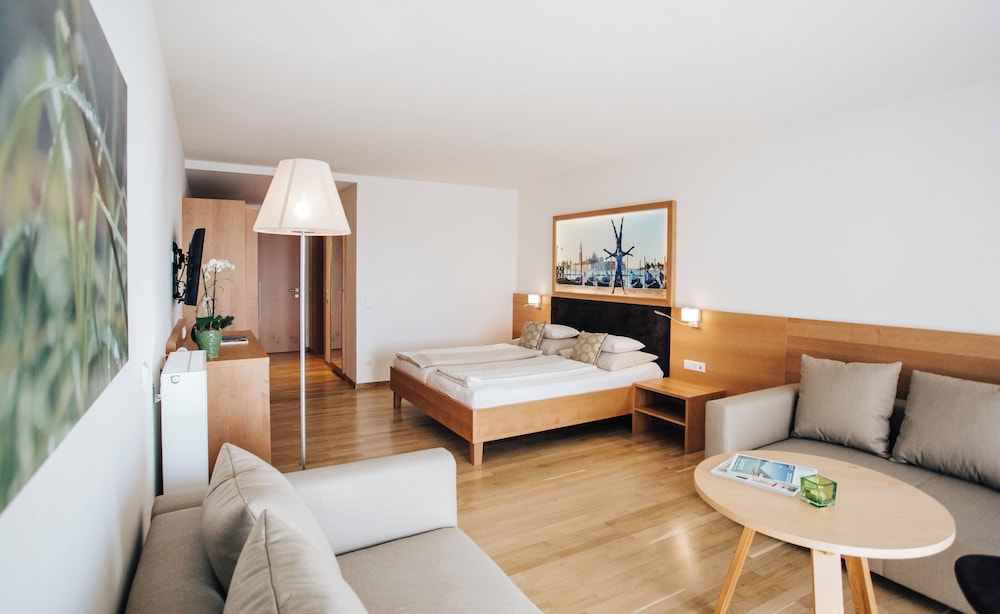 Comfort Suite, Balcony, Lake View