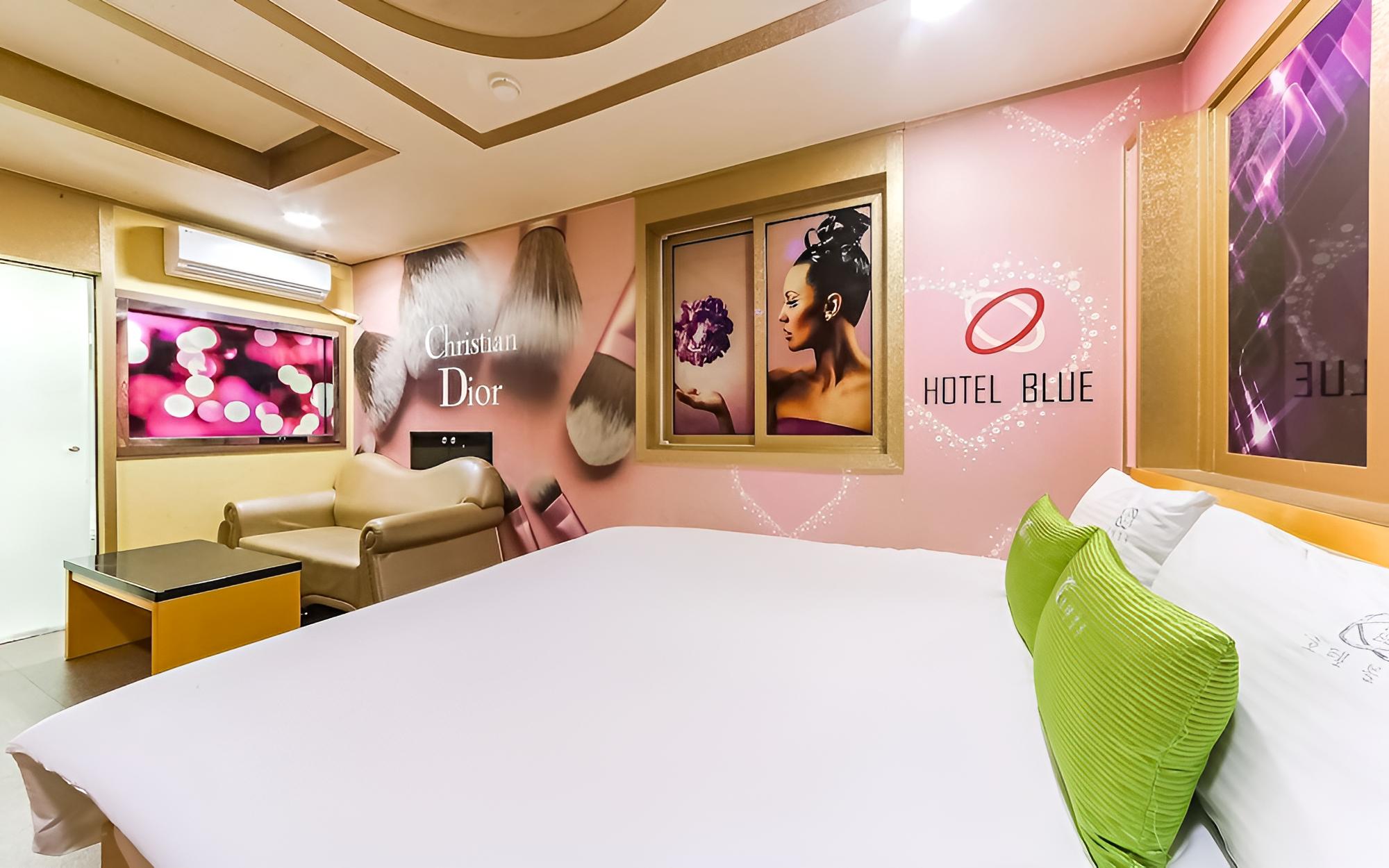 Room (Special (Netflix Available Bathtub)) photo 3