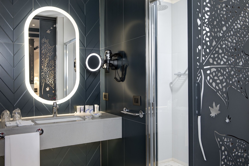 Deluxe Double or Twin Room, City View thumbnail 5