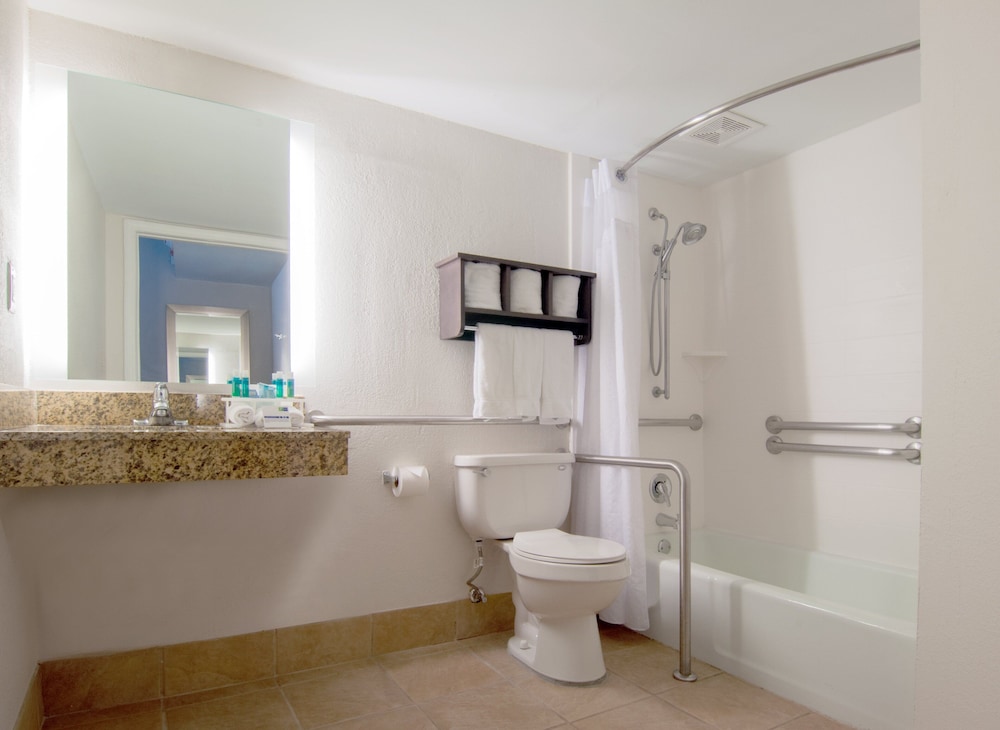 1 King bed, two room suite - Photo 3