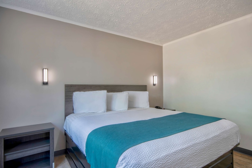 Deluxe Room, 1 King Bed, Non Smoking, Kitchenette photo 1