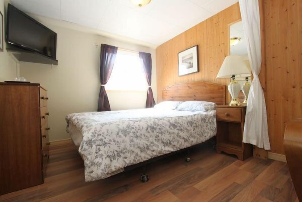 Cottage 2, 1 Queen Bed with Sofabed, Kitchen photo 1