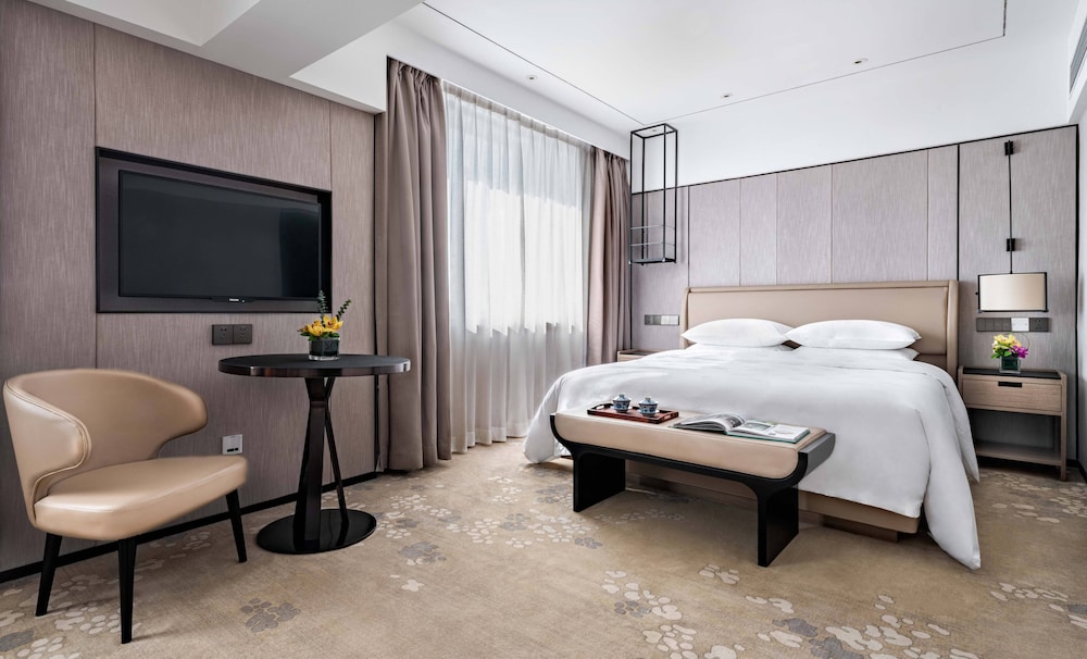 Premier Suite, 1 King Bed - Photo 1