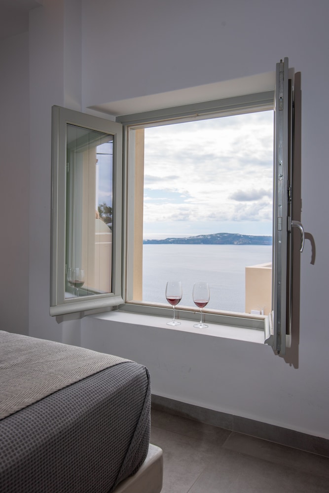 Deluxe Cliff Suite with Caldera View and Outdoor Hot Tub - Photo 3