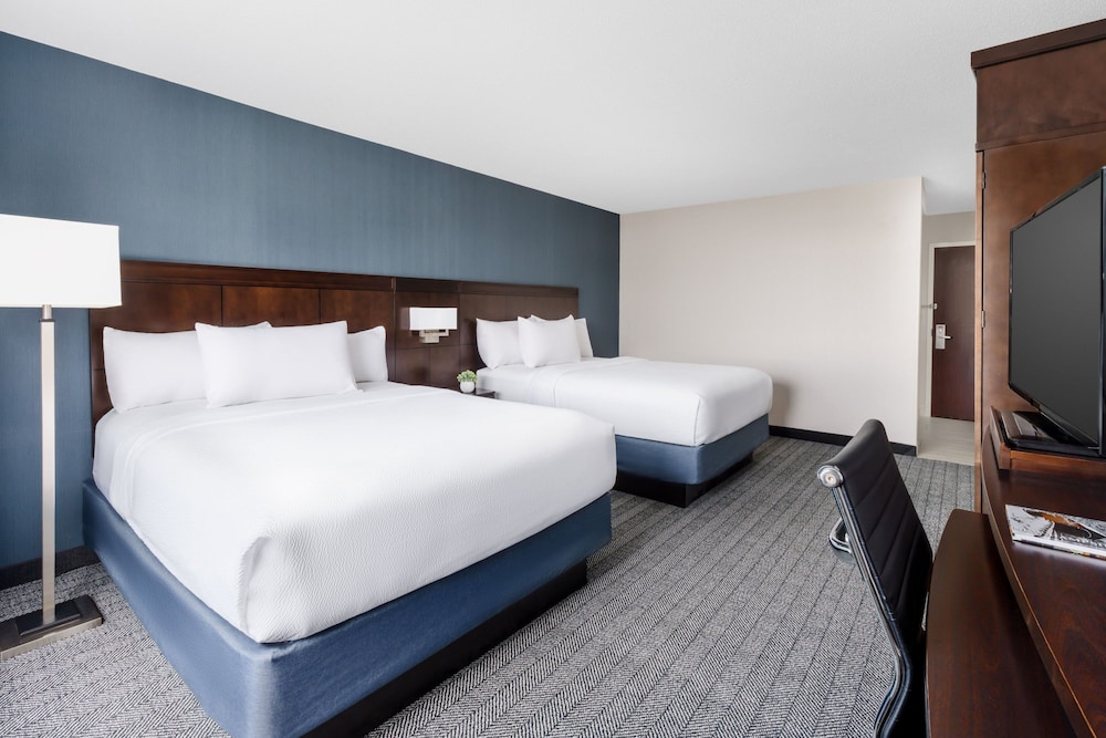 Room, 2 Queen Beds (Mobility Accessible, Tub) - Photo 4
