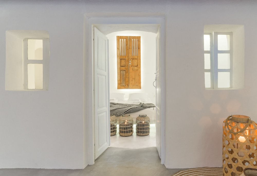 Sky Suite with indoor heated Jacuzzi & Caldera View photo 3