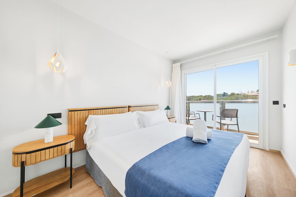 Suite - Photo 1