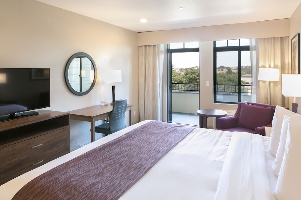 Room, 1 King Bed, Non Smoking, Balcony - Photo 9