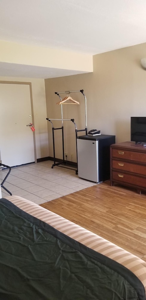 Standard Room, 1 Queen Bed