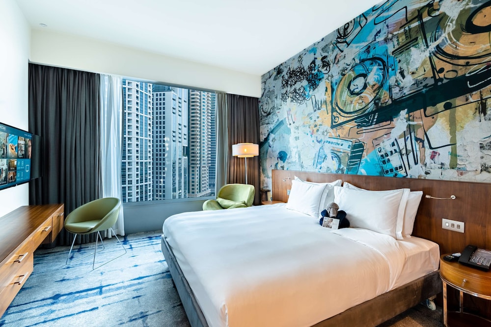 Standard Hip Urban Room
